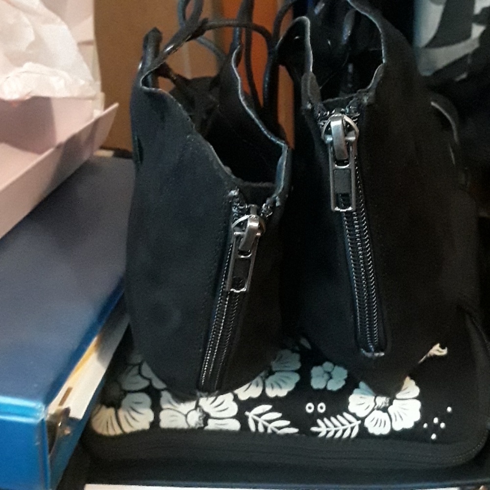Sandles - Picture 3 of 3